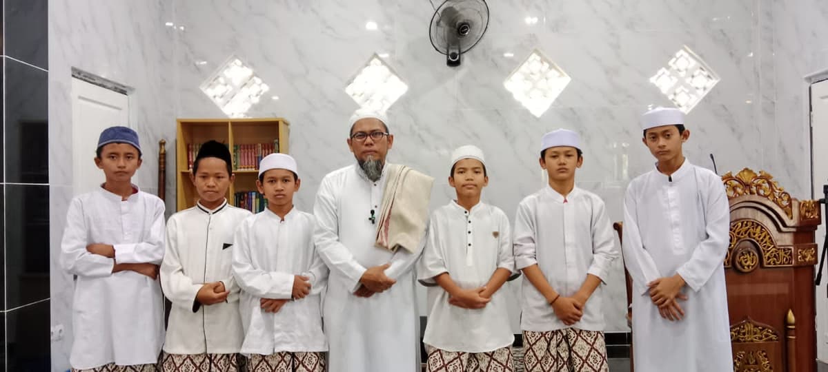 Foto Para Santri Bersama Ustadz Achmad Junaedi