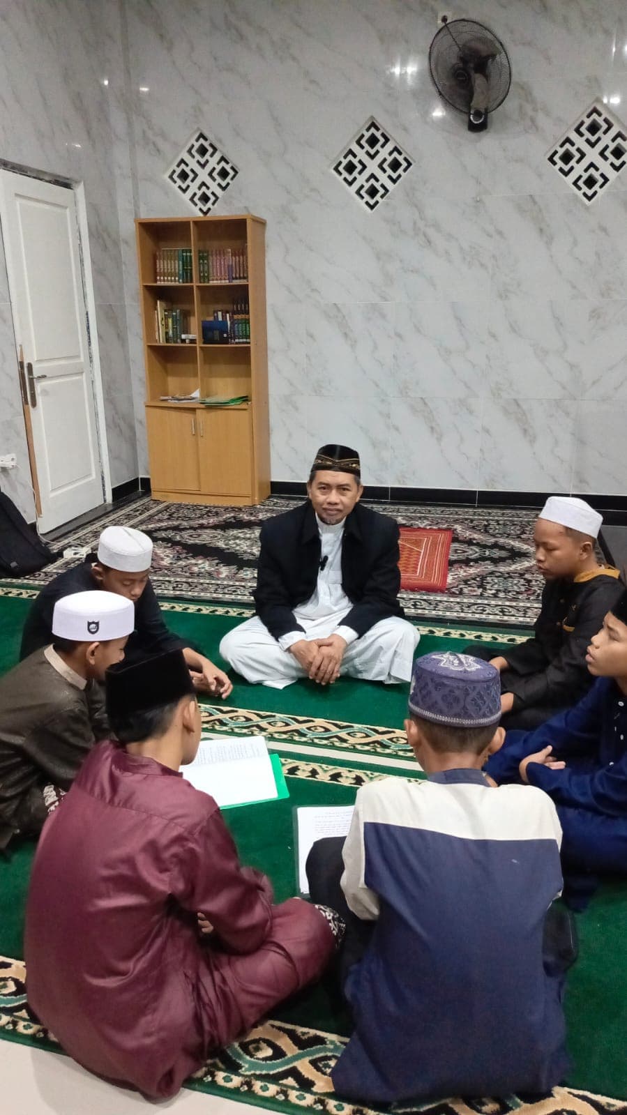 Kegiatan halaqah di Pondok Pesantren Al-Badar