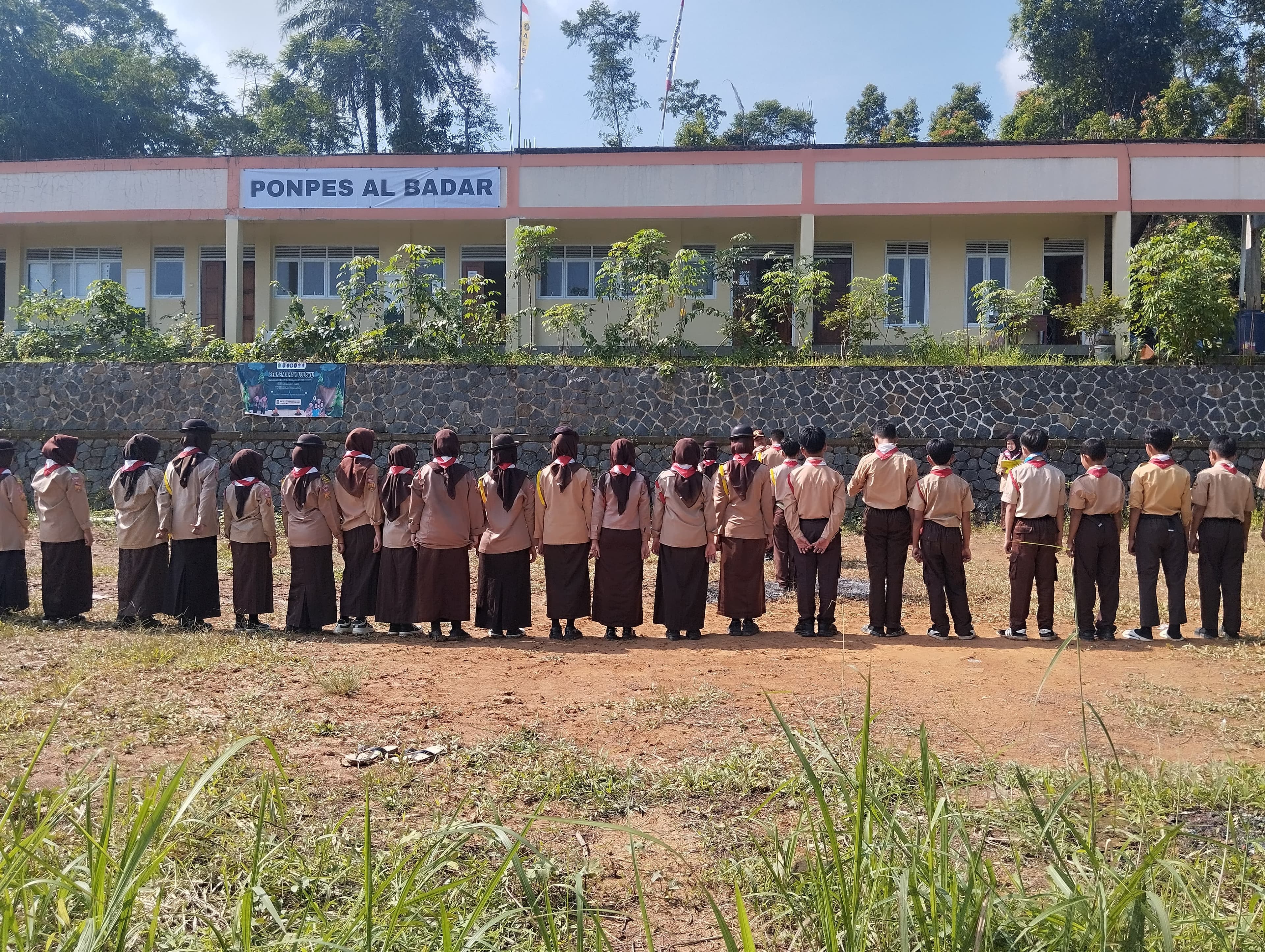 Kegiatan Pramuka gabungan santri Al-Badar